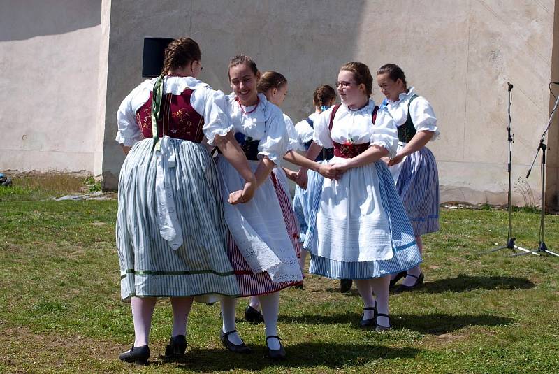 KALAMAJKA. Folklorní soubor tvoří děti a dospělí, založila ho učitelka Lucie Honsigová, vystupuje na mnoha kulturních akcích.