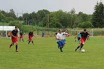 V posledním kole 1. A třídy zdolali fotbalisté Mírovky na svém stadionu hráče Pohledu (v bílém) 1:0 a udrželi se v soutěži.