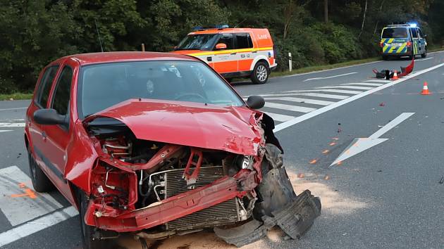 Nehoda dvou aut na křižovatce u obce Štoky na Havlíčkobrodsku.