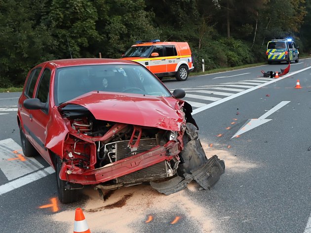 Srážka aut na křižovatce u Štoků: zranili se řidiči i spolujezdci