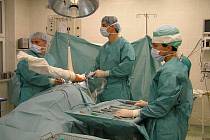 Operace kloubů nemusí pacienta děsit. Zdravotníci v havlíčkobrodské nemocnici mu vše objasní předem.