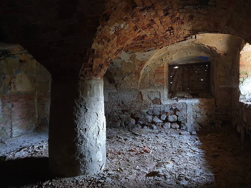 Ruiny kdysi honosného paláce v Dolním Slezsku