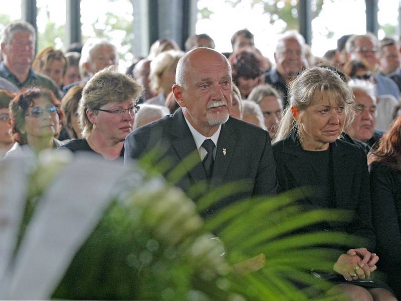 Pohřeb Jakuba Šimánka. V popředí rodiče Hynek Blaško a Hana Šimánková, která nedávno nešťastnou náhodou zemřela.