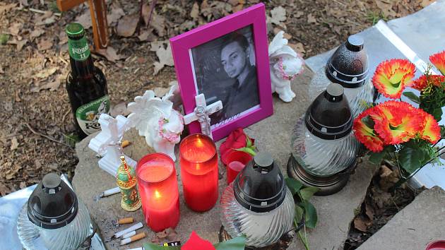 Na místě, kde bylo nalezeno tělo zavražděného mladíka z Chotěboře, vzniklo o víkendu pietní místo se svíčkami, květinami a fotografiemi.