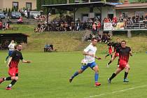 V domácím utkání proti Rozsochatci se útočník Pohledu Daniel Homola (na snímku z minulé sezony v bílém u míče) blýskl čtyřmi góly.