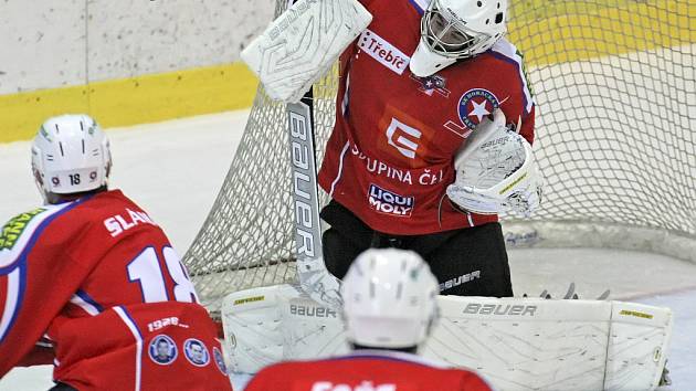 Třebíčští hokejisté sice ve středu na svém ledě podlehli Mladé Boleslavi na nájezdy, ale bod s ještě vloni extraligovým protívníkem je velmi cenný. Výraznou měrou se o něj postaral spolehlivý gólman Marek Čiliak.