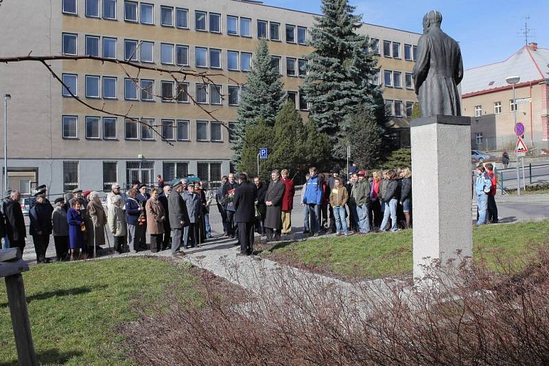 U pomníku Tomáše Garrique Masaryka si v pátek lidé připomněli sto padesáté osmé výročí jeho narození.