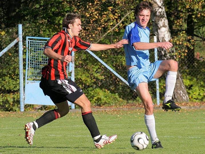 Marná snaha. Ledečští fotbalisté (v modrém) se marně v posázavském derby snažili dostat do gólových příležitostí.