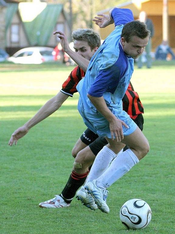 Marná snaha. Ledečští fotbalisté (v modrém) se marně v posázavském derby snažili dostat do gólových příležitostí.