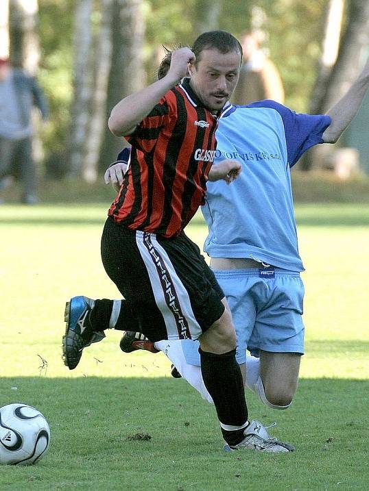 Marná snaha. Ledečští fotbalisté (v modrém) se marně v posázavském derby snažili dostat do gólových příležitostí.