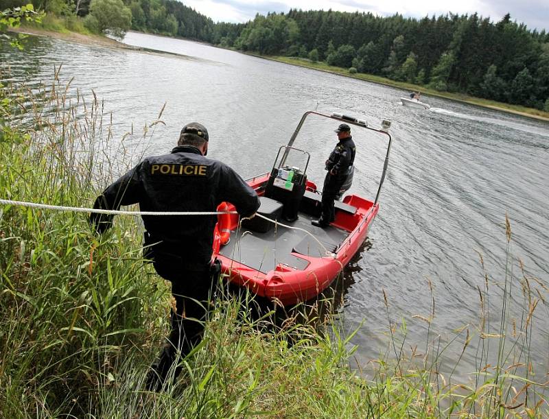 Policisté v pondělí prováděli kontrolu na vodní nádrži Želivka.