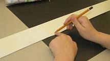 Studenti gymnázia v Havlíčkově Brodě zkoušejí jestli je tužka Kohinoor opravdu tak dokonalá
