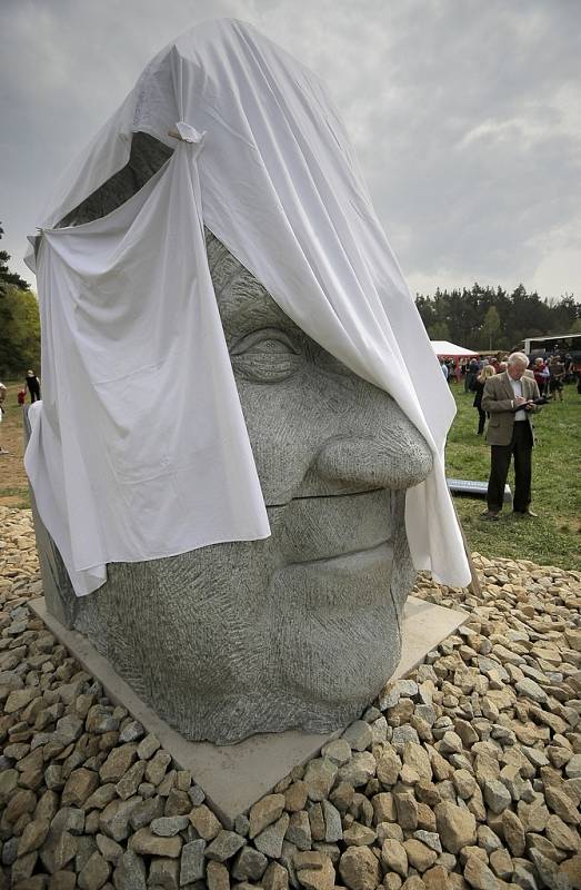 Slavnostní odhalení díla si nenechalo v sobotu odpoledne, tedy v předvečer 130. výročí narození Jaroslava Haška a 90. výročí narození Josepha Hellera, ujít několik stovek lidí. 