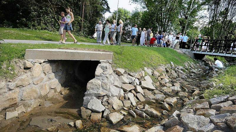 Nevzhledná strouha mezi ulicemi Rozkošská a Havlíčkova získala novou tvář. Nově zde bublá potok s písčitým dnem a nové lavičky zvou k posezení.