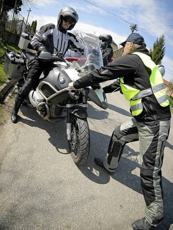 Geografický střed České republiky v Číhošti si opět po roce vybrali majitelé silných a nablýskaných motocyklů ke svému setkání. Do Číhoště se sjelo na 250 motorkářů ze všech koutů Česka. 