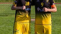 Fotbalisté Chotěboři (ve žlutých dresech) loni neprožili příliš úspěšný podzim. Na jaře to ovšem svým fanouškům vrchovatě vynahradili.