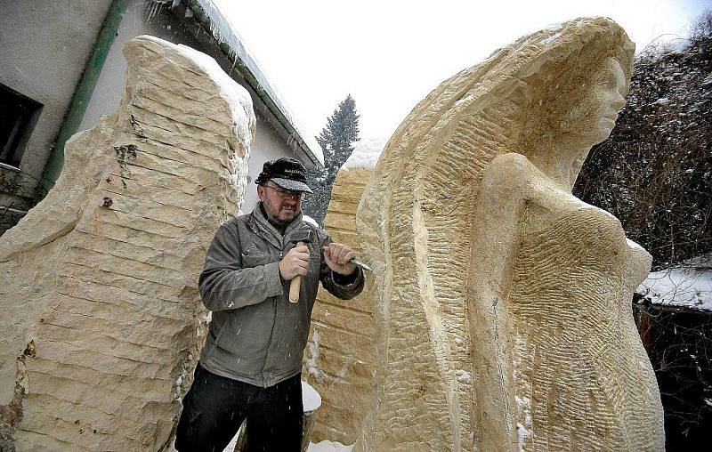 Tři postavy žen z pískovce ozdobí podle návrhu sochaře Radomíra Dvořáka kruhový objezd ve Štokách. Stanou se tak dominantou městyse. Jejich monumentalitu ještě pozdvihnou dva dubové trojúhelníky nad jejich hlavami ve výšce tří a šesti metrů.