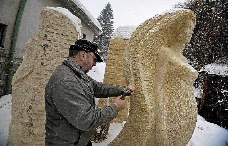 Tři postavy žen z pískovce ozdobí podle návrhu sochaře Radomíra Dvořáka kruhový objezd ve Štokách. Stanou se tak dominantou městyse. Jejich monumentalitu ještě pozdvihnou dva dubové trojúhelníky nad jejich hlavami ve výšce tří a šesti metrů.