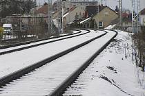 Po staré železnici ve směru Havlíčkův Brod, Praha Brno a Havlíčkův Brod Humpolec projíždí s rachotem denně stále víc vlaků. Obyvatelům okolních domů dochází trpělivost.