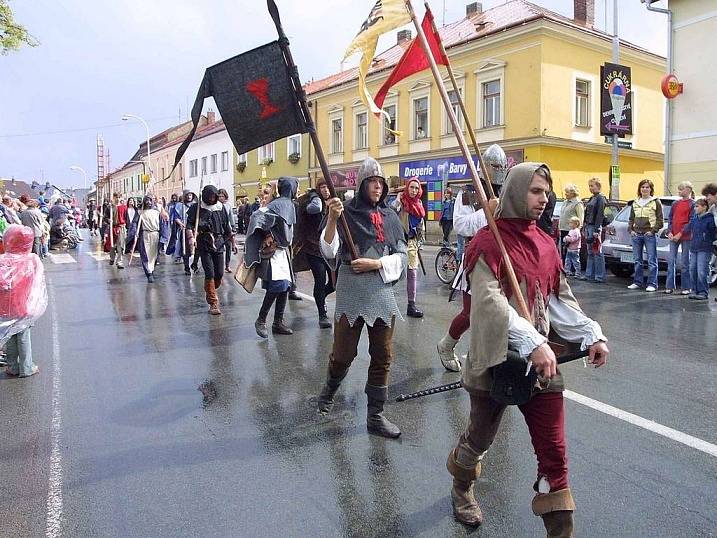 Už dopoledne rozložili na náměstí svoje stánky různí obchodníci a řemeslníci. Nechyběl doprovodný program. Odpoledne pokračovalo středověkou bitvou na skautském hřišti a vrcholilo nočním programem.