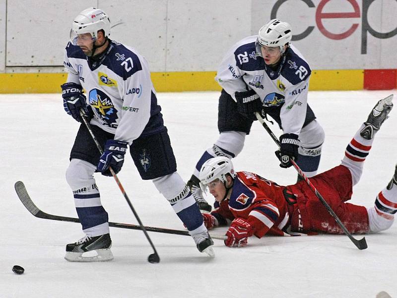 Kladno (ve světlých dresech) se v krátké době představilo na všech prvoligových kluzištích na Vysočině. Vyhrálo  v Jihlavě, Třebíči i v pondělí v Havlíčkově Brodě.