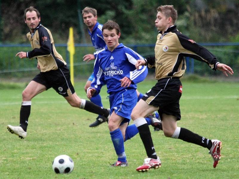 Velmi nevyrovnané výkony podávali na podzim hráči Slovanu. Po vydařeném utkání občas následoval propadák. Technicky dobře vybavené fotbalisty z Bystřice však k ničemu nepustili a deklasovali je vysoko 4:0. 