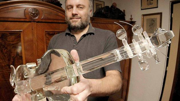 Mezi patnácti nominovanými českými reáliemi, z nichž bude vybráno finálových pět, figurují i křišťálové housle z dílny krucemburského sklářského výtvarníka Jaroslava Šlechty.