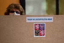 Volby do zastupitelstva Kraje Vysočina ve volební místnosti v Havlíčkově Brodě.