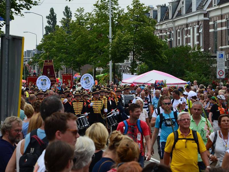 Na dálkovém pochodu kolem Nijmegenu....Mezi davy účastníků z různých zemí absolvovali Přibyslavští každý den 40 kilometrů po holandských asfaltových cestách. 