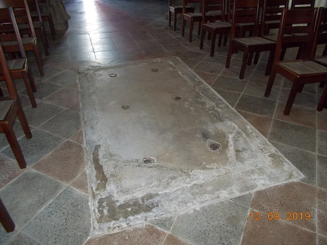 Podzemí klášterního kostela sv. Rodiny dosud nikdo nespatřil.
