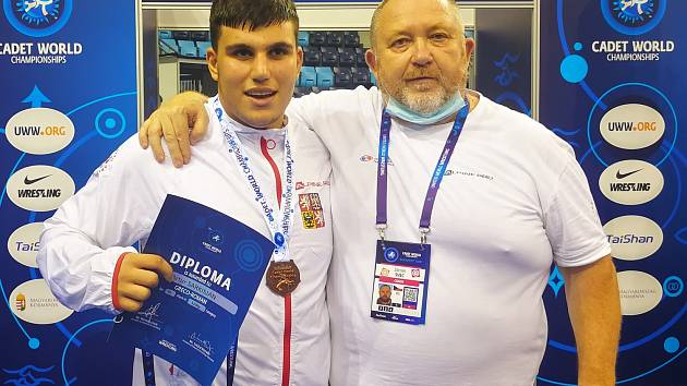 Úspěšný zápasník Artur Sarkisjan se svým trenérem Zdeňkem Švecem.