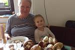 "Moje dcera Vendulka s babičkou čistí houby, které nám přinesla teta Pavla," říká čtenářka ke svému příspěvku.