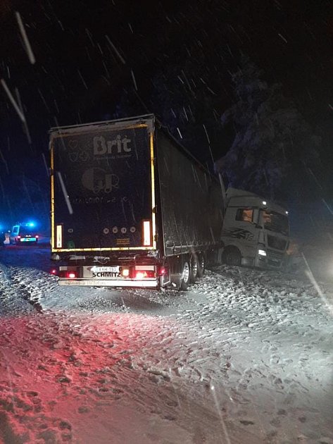 Sněhová kalamita a dopravní kolaps na Vysočině. Na dálnici D1 stojí kolona aut