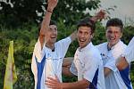 Dejte mi míč a pojďte se radovat, jako by ukazoval futsalový mistr ČR Michal Mareš (vlevo) při radosti z rozhodujícího gólu z 85. minuty. 