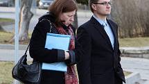Obvinění lékaři Hana Bartošová a Pavel Vlachý mířili v únoru k jihlavskému soudu, kde se zodpovídali ze smrti ročního chlapečka. 