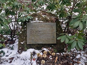Jeden z válečných hrobů v Lázničkově stráni.