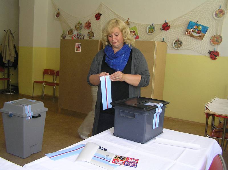 Volební komise v Základní škole kole V Sadech s velkou účastí voličů nepočítá.