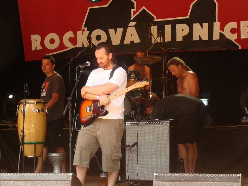 Martin Hašek také hraje a vystupuje s kapelou Pátrači z Humpolce. 