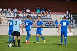 V pátém kole západní skupiny 1. A třídy zdolali fotbalisté Světlé nad Sázavou (v modrém) celek Košetic (v pruhovaných dresech) těsně 2:1.