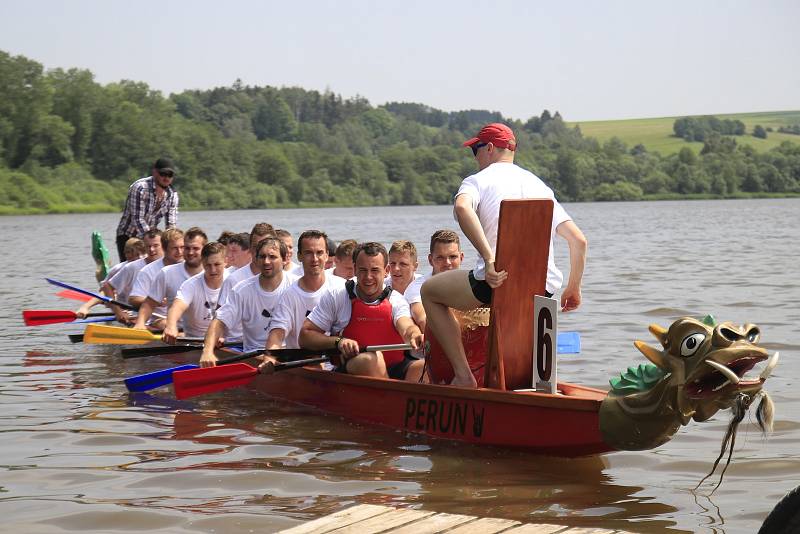 Závody dračích lodí na rybníku Řeka