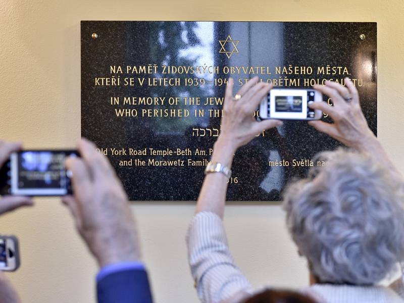 Ve Světlé nad Sázavou byla v pondělí na radnici za přítomnosti vrchního zemského rabína Karola Efraima Sidona slavnostně odhalena pamětní deska na památku světelských židovských obyvatel, kteří se stali obětí holocaustu. 