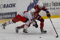 Ve čtvrtfinále play-off se hokejisté Havlíčkova Brodu (v červených dresech) utkají s Havířovem. Žďáru (bílé dresy) už sezona skončila.