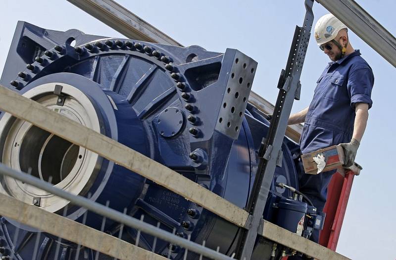 Novou osmnáctitunovou převodovku dostala ve středu sto metrů vysoká větrná elektrárna v Kámeni. Do této výše vyzvedl nové soustrojí nejvyšší autojeřáb v Česku, který měří neuvěřitelných 120 metrů.