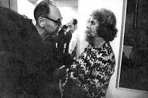 Gertruda Sekaninová Čakrtová s Jiřím Hájkem, politikem a diplomatem, jenž se stal jedním z prvních mluvčích Charty 77. 