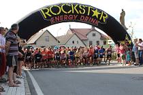 Necelé tři stovky běžců se postavily na start čtvrtého ročníku Borovské desítky.  