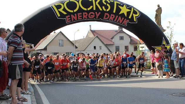 Necelé tři stovky běžců se postavily na start čtvrtého ročníku Borovské desítky.  