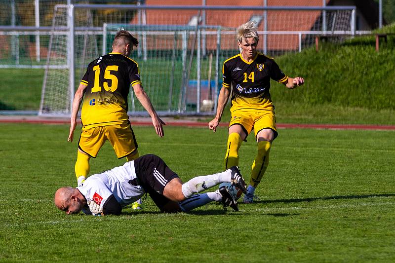 Fotbalisté Chotěboři (ve žlutých dresech) loni neprožili příliš úspěšný podzim. Na jaře to ovšem svým fanouškům vrchovatě vynahradili.