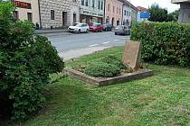Hroby vojáků tehdejší sovětské armády u památníku padlých na náměstí v Přibyslavi