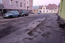 Ulice Fominova v Chotěboři je už roky ve špatném stavu. Oprav se dočká letos.