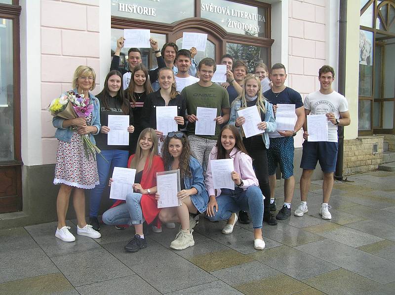 Od jara se kvůli koronaviru pohromadě neviděli studenti třetího ročníku Obchodní akademie a hotelové školy v Havlíčkově Brodě. Až v pátek 26. června si převzali vysvědčení v kavárně Vysočina.